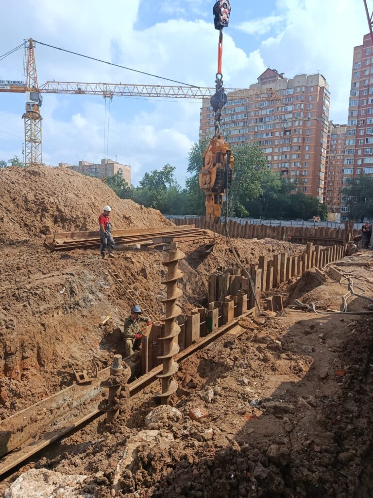 Погружение шпунта Ларсена: сравнение вибропогружения и статического вдавливания