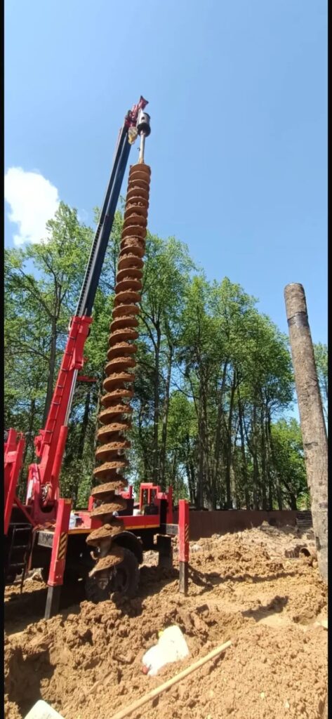 Буровая установка KANGLIM KDC 5600R поднимает шнек после бурения