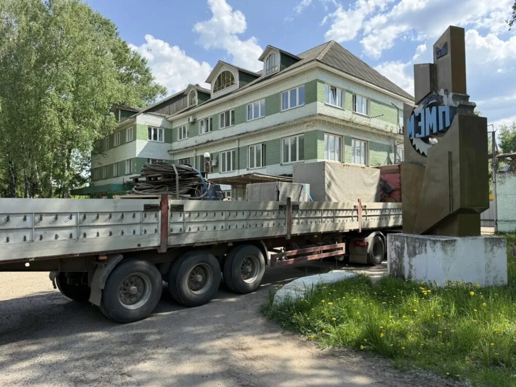 Доставка вибропогружателя Yongan DZJ-90B и рабочего оборудования грузовым автомобилем