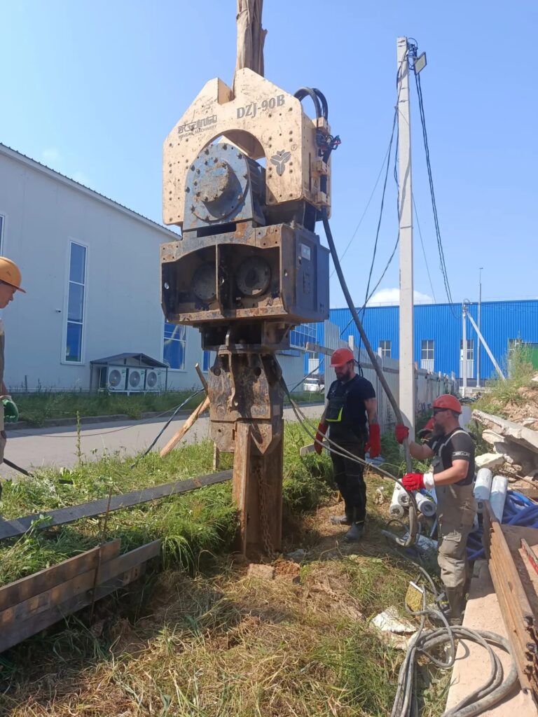 Вибропогружатель Yongan DZJ-90B со шпунтовым зажимом на объекте