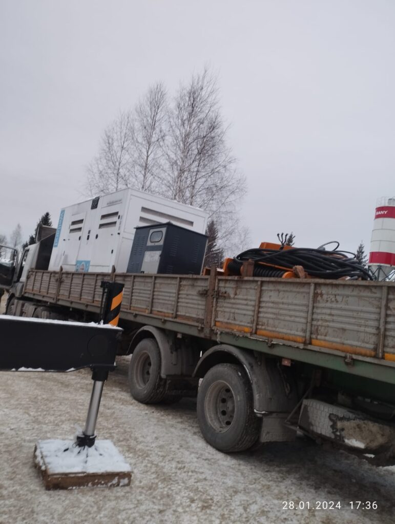 Доставка вибропогружателя Zhen Zhong DZ120A и электростанции на грузовом автомобиле