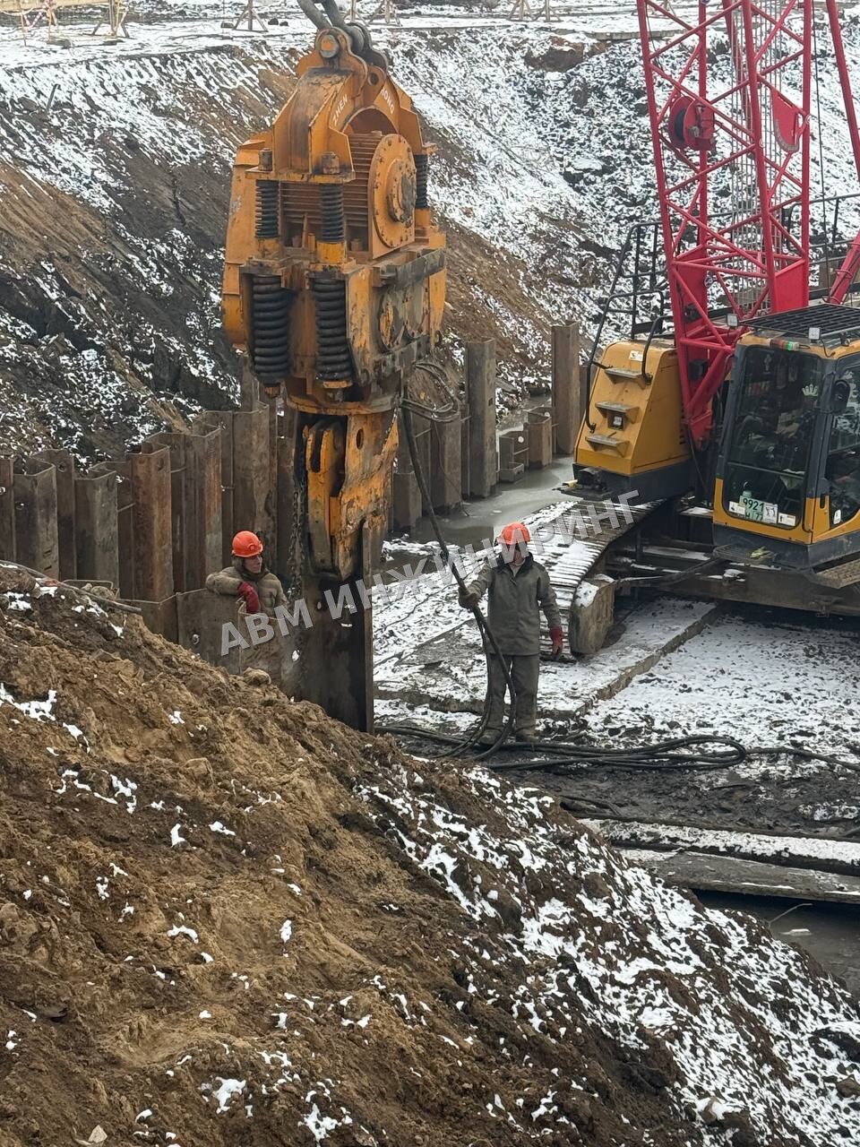 Вибропогружение шпунта Ларсена гусеничным краном в зимних условиях