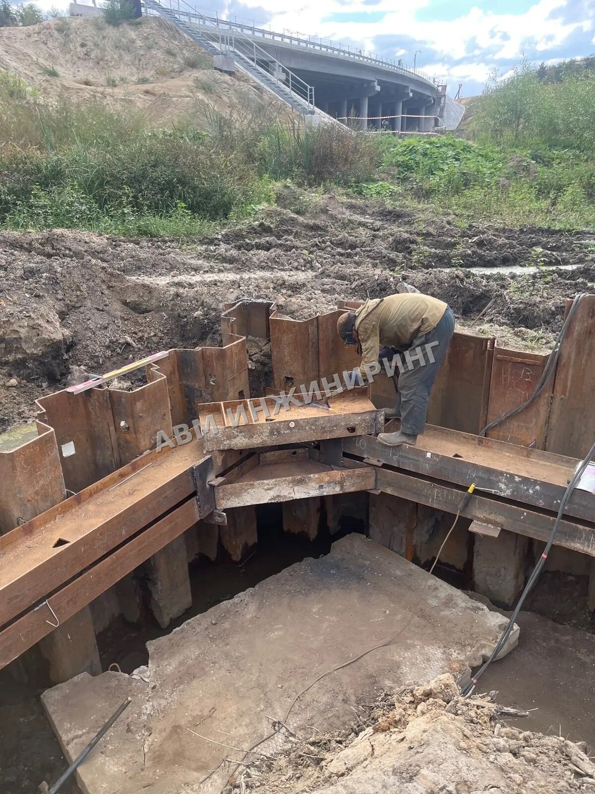 Рабочий выполняет монтаж углового узла обвязочного пояса